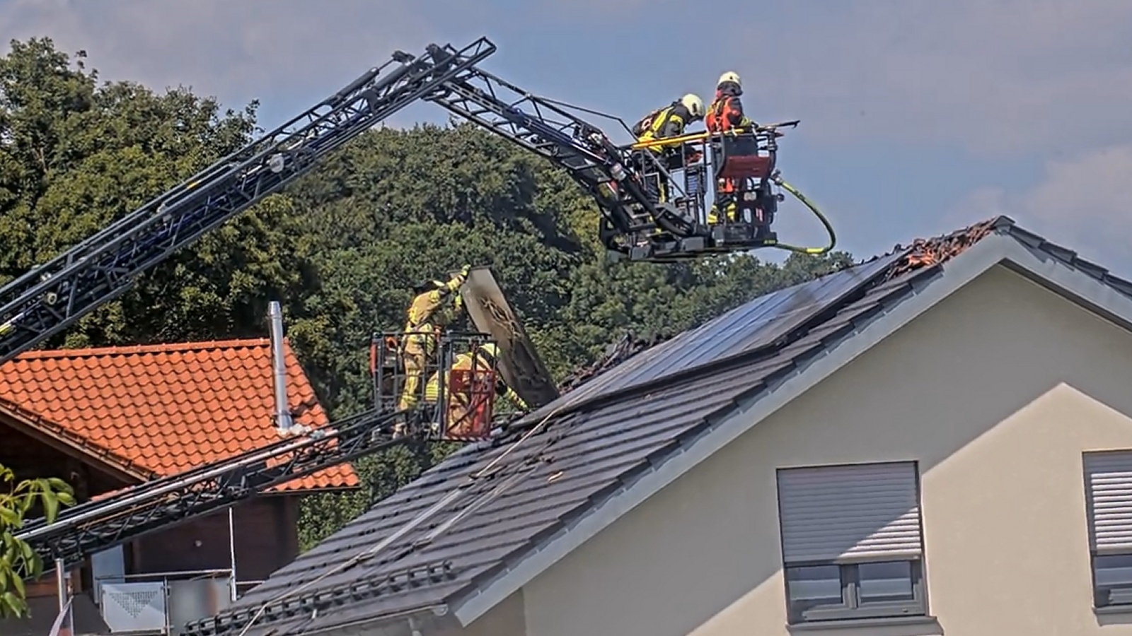 Dachstuhlbrand in Sandebeck: Zwei Feuerwehrleute nach Stromschlag im Krankenhaus