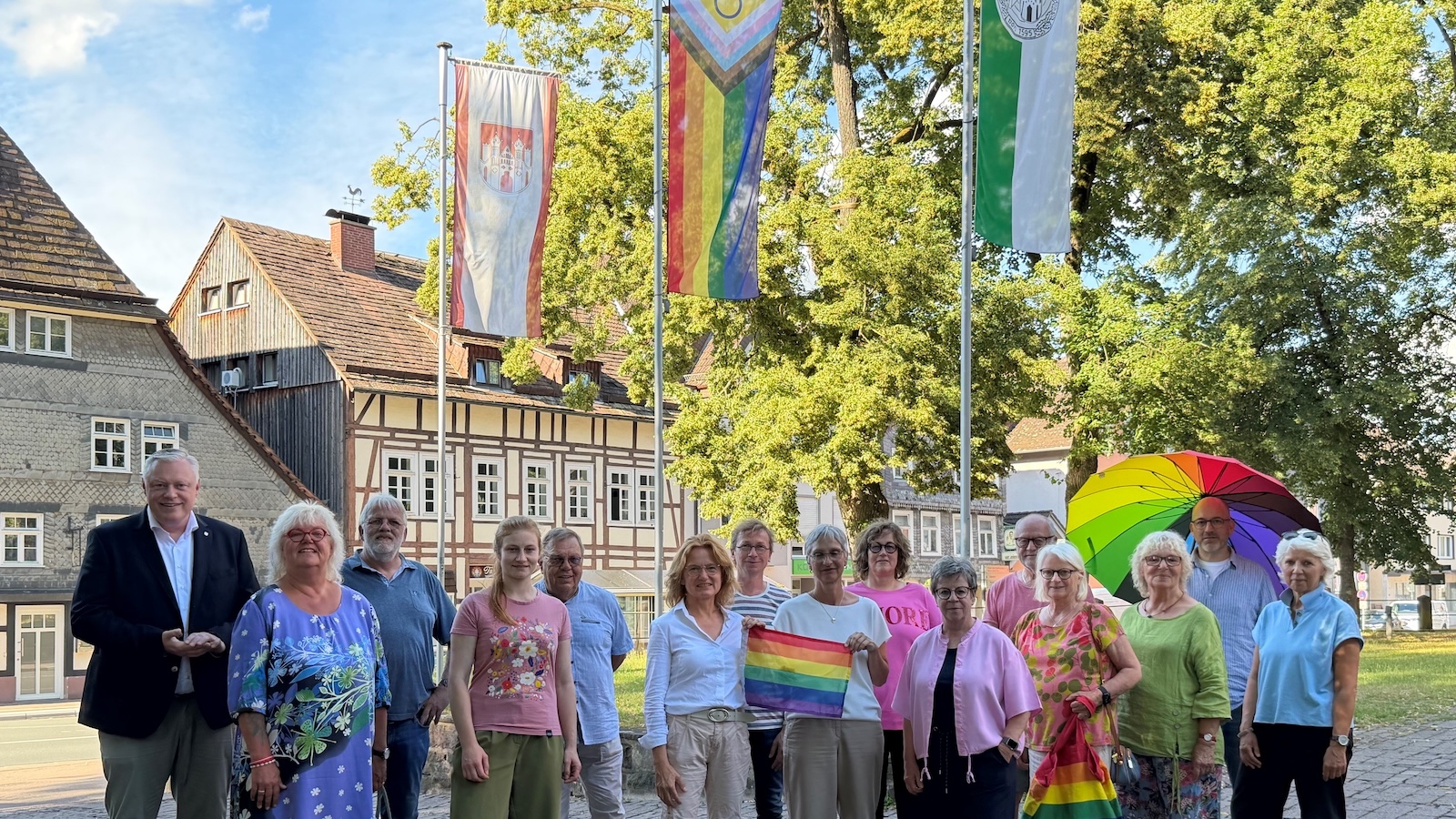 Zeichen für Vielfalt, Respekt und Demokratie: Regenbogenfahne weht vor dem Stadthaus Höxter