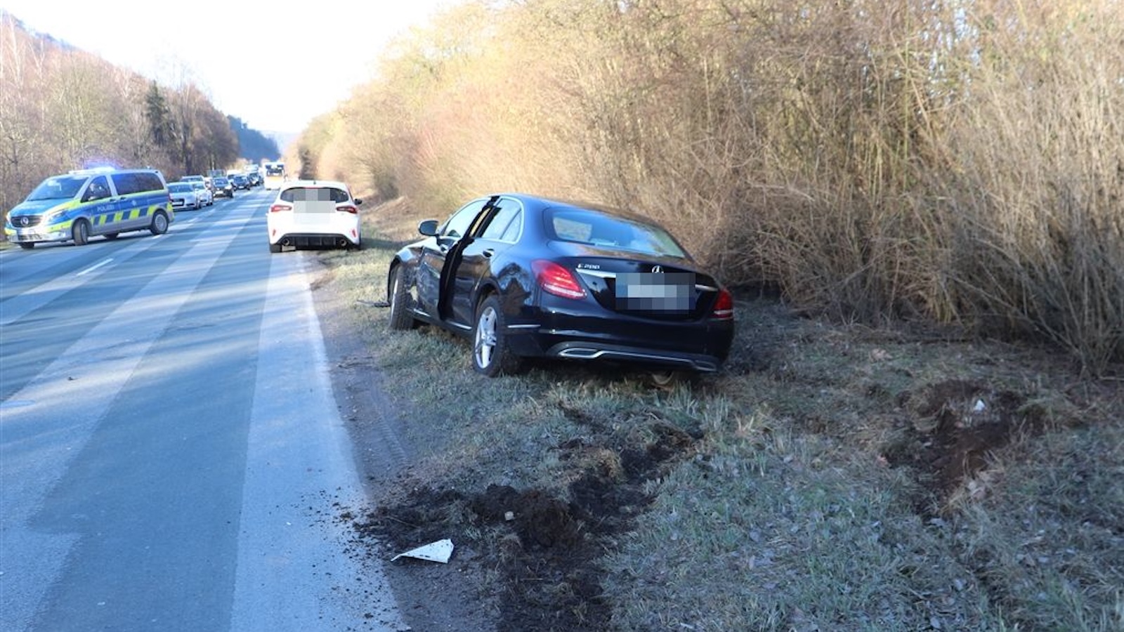 Seniorin übersieht beim Abbiegen Pkw - Polizei sucht Zeugen