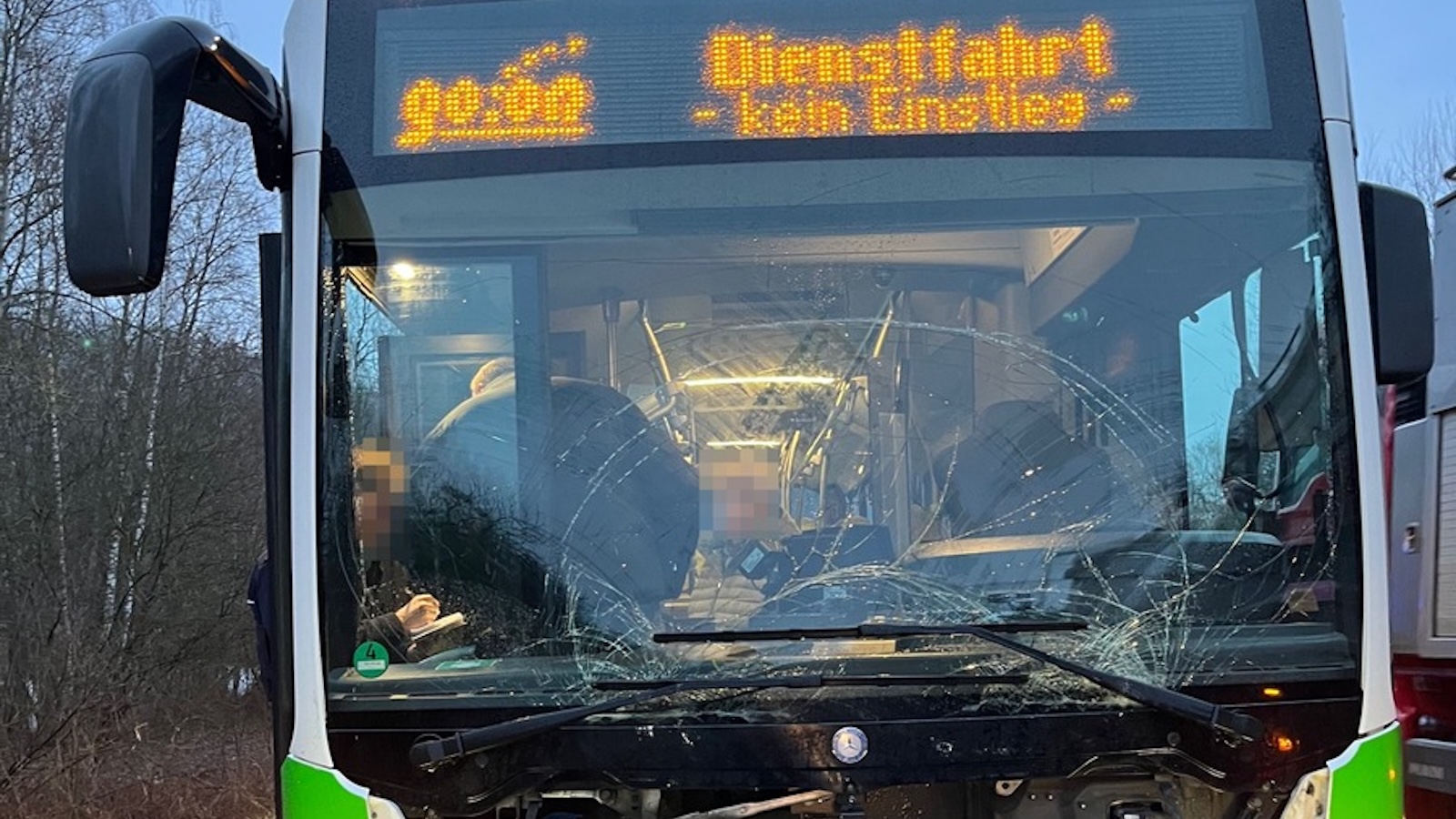 Unfall mit Bus nach missglücktem Wendemanöver