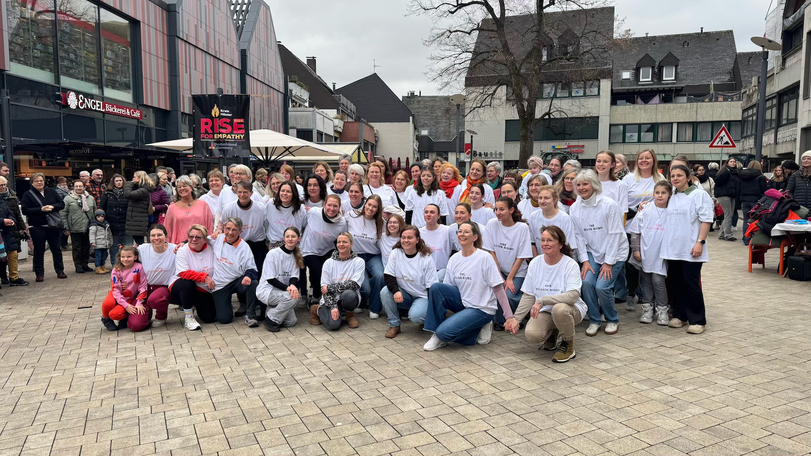 „Tanzen heißt Widerstand“ – Hunderte setzen in Höxter ein Zeichen gegen Gewalt an Frauen