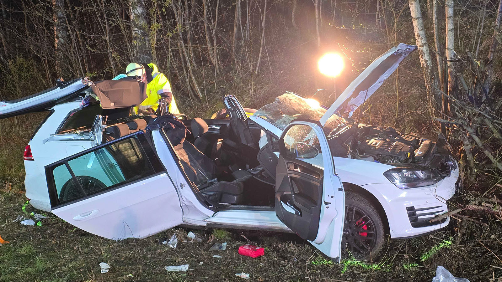 Schwerer Verkehrsunfall auf der B64/83 bei Godelheim – Pkw-Fahrerin eingeklemmt