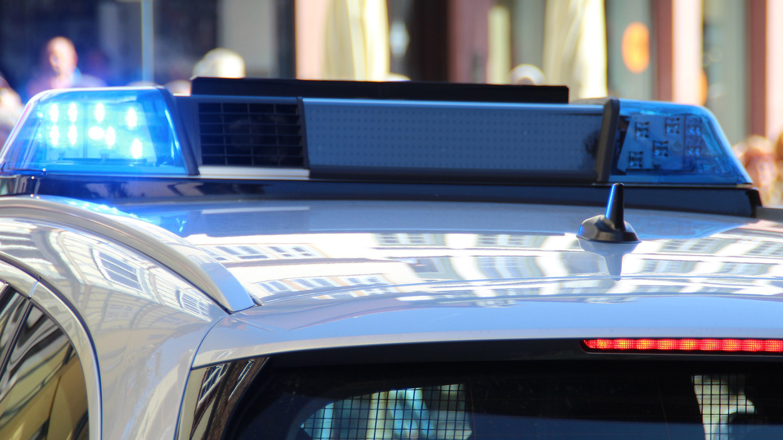 Mann attackiert Frau - Polizei sucht Zeugen