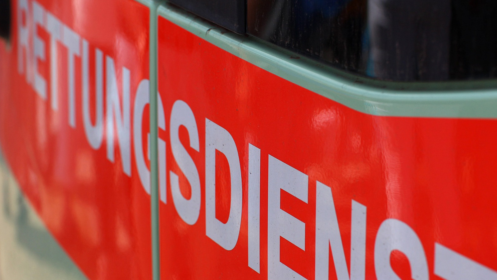 Junger Autofahrer kommt von Straße ab und überschlägt sich